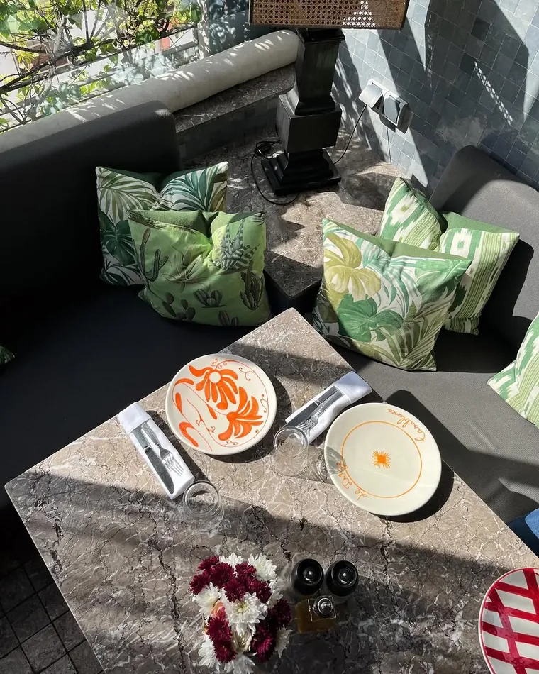 Table set at Le Doge Casablanca, bespoke plates