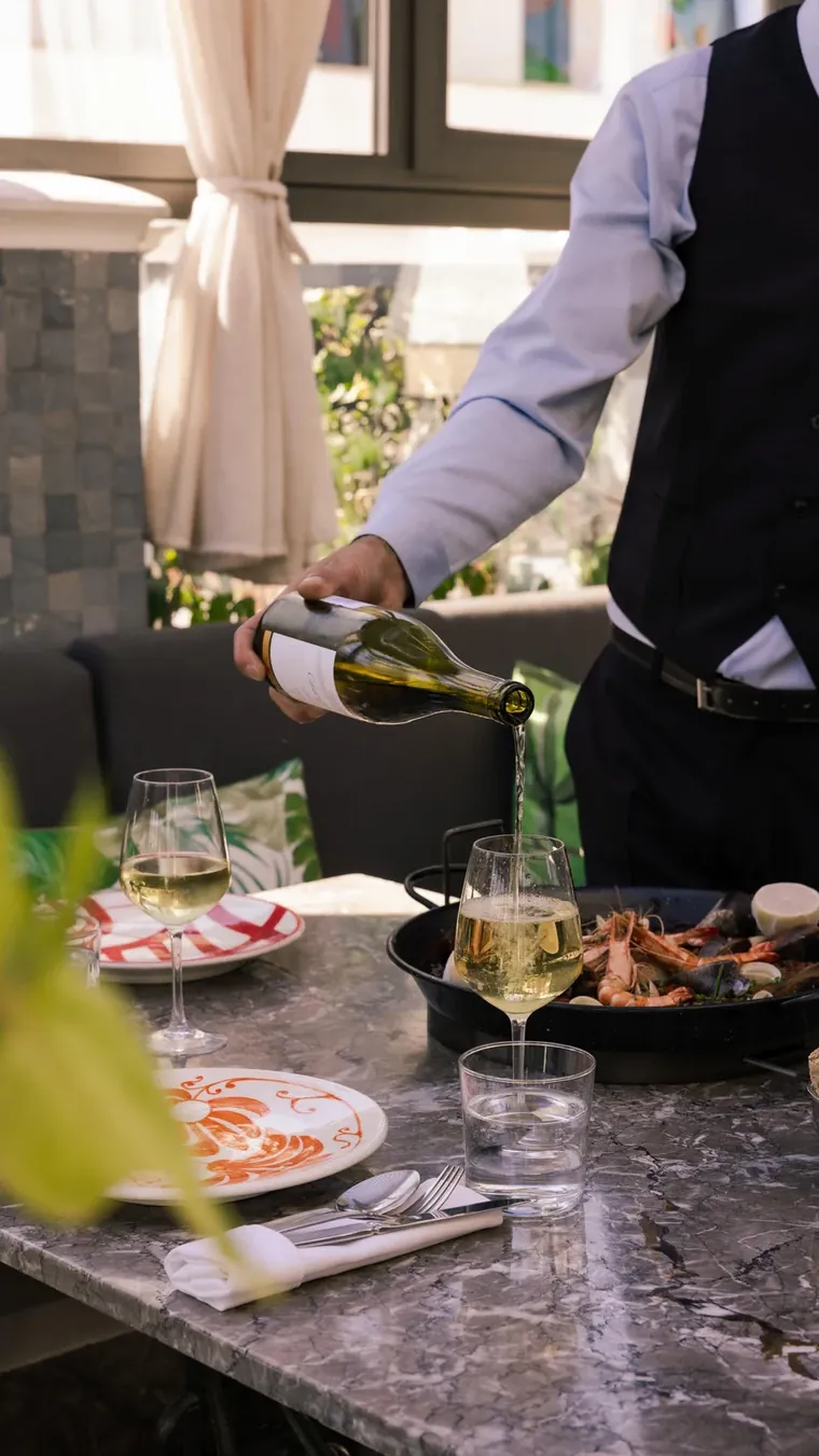 Service du vin sur une table de marbre, Le Doge Casablanca