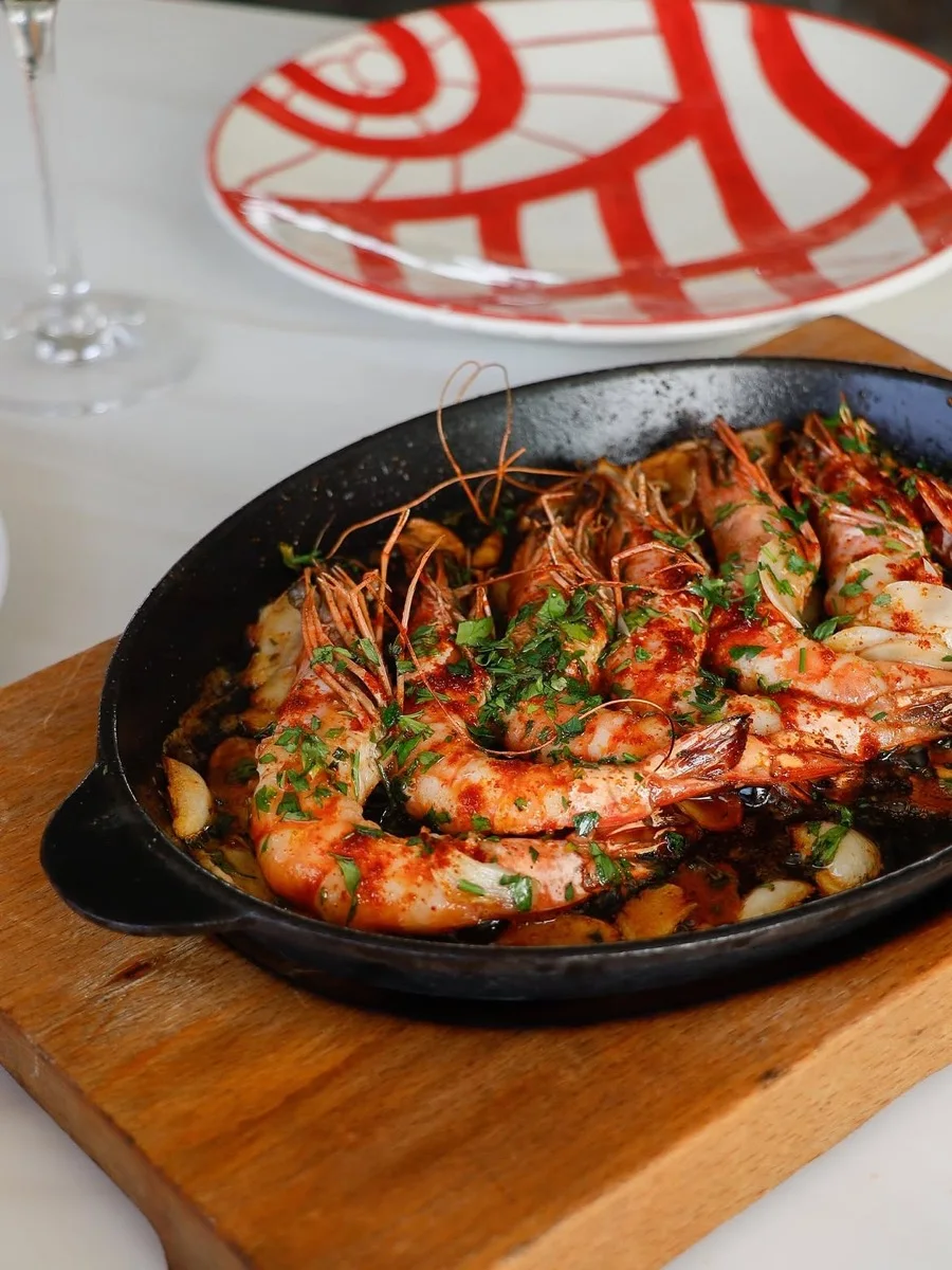 Assiette Le Doge Casablanca en salle, servie avec des gambas