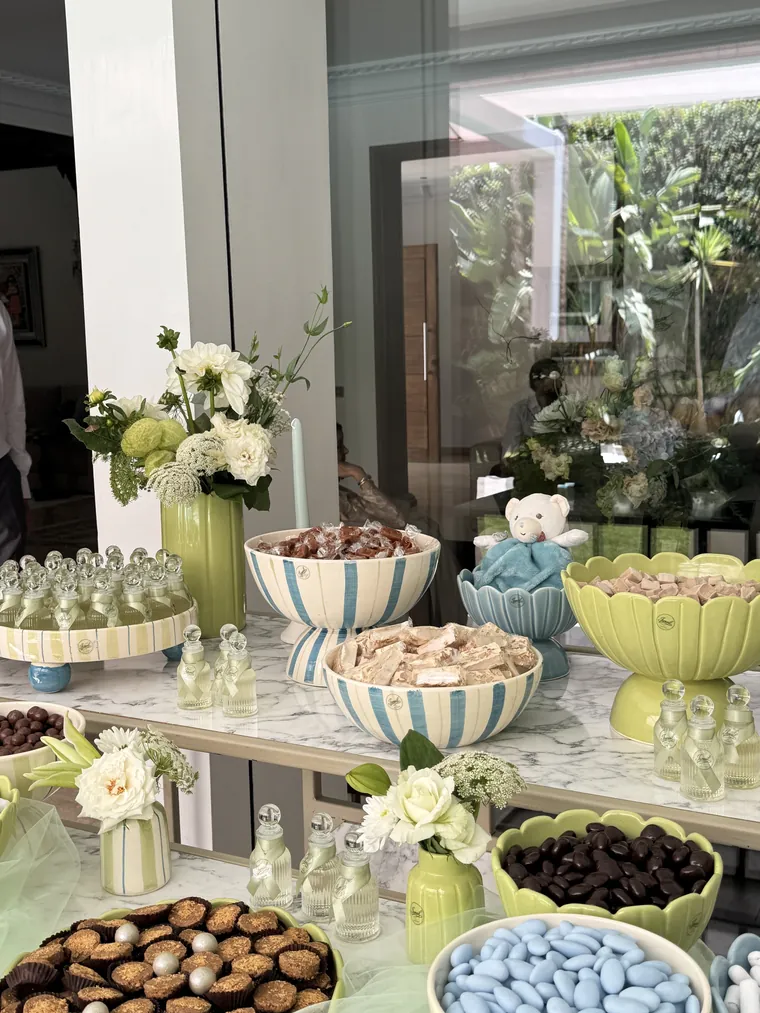 Le buffet de naissance en enfilade, dragees, nougat et chocolats dans les pieces BEŶT
