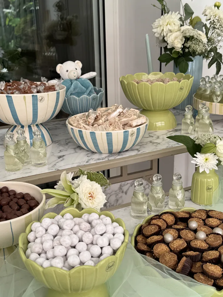 Coupes festonnees et bols rayes du buffet, fleurs blanches et tulle vert d'eau