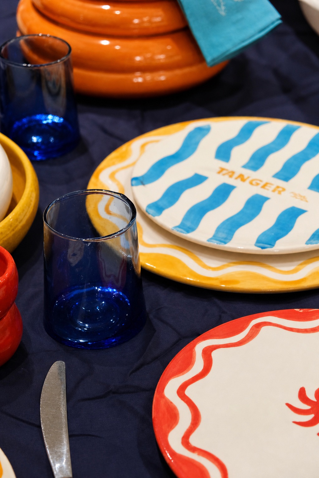 Assiettes Mûdun à table, Tanger et Casablanca