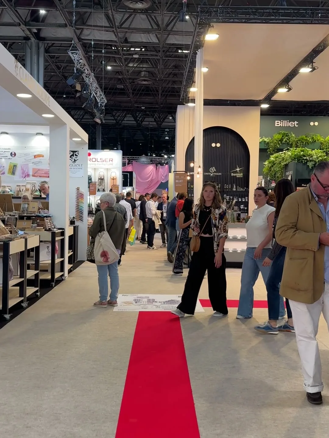L’allée rouge du Hall 4 et les visiteurs du salon