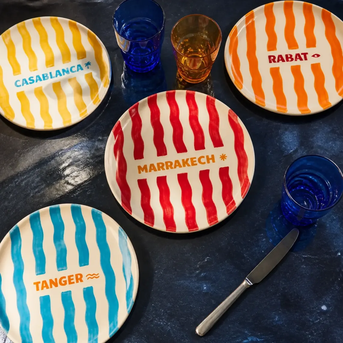 Les quatre assiettes Mudun sur une nappe bleu nuit