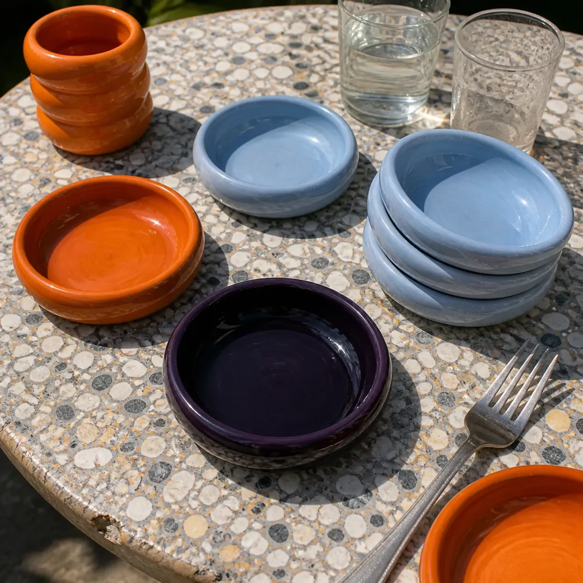 Bols et assiettes Sfenj sur une table en terrazzo