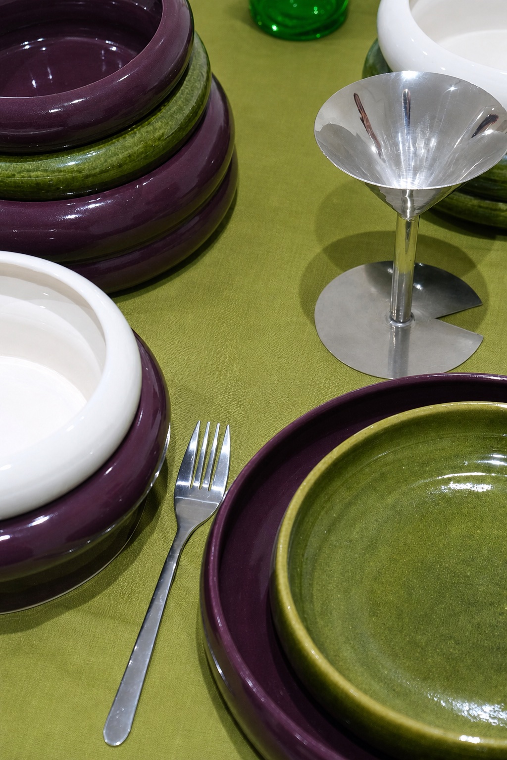 Pièces Sfênj sur table, coloris Figue, Cèdre et Néroli