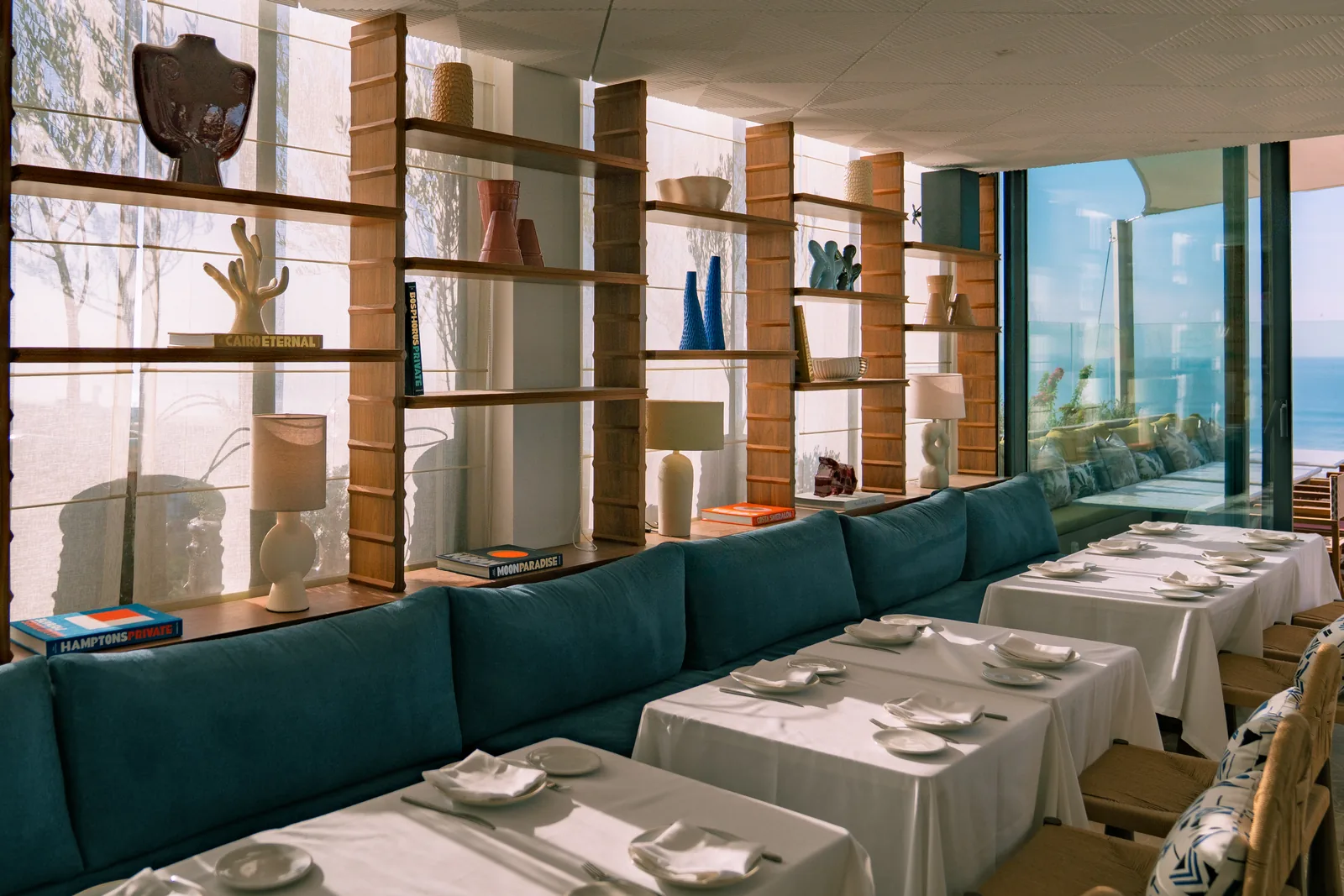 Étagères du restaurant de la Villa Sahrai, la collection BEŶT en place