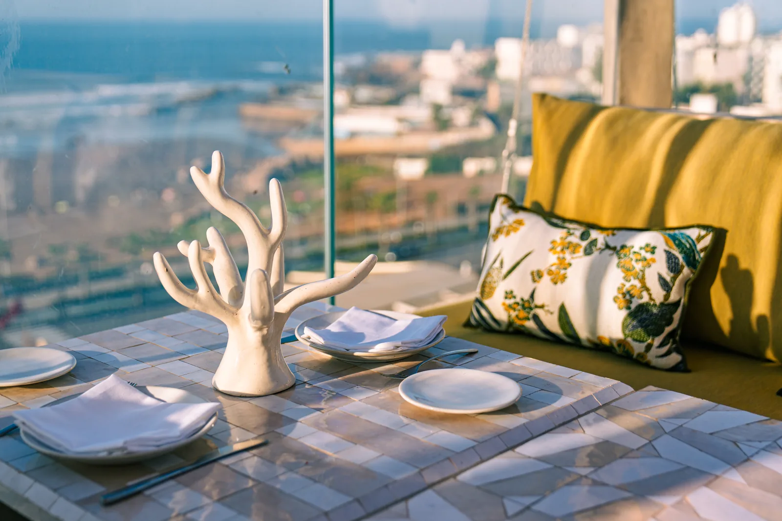 Table dressée sur le rooftop de L’Aragosta, Corallo blanc face à l’océan