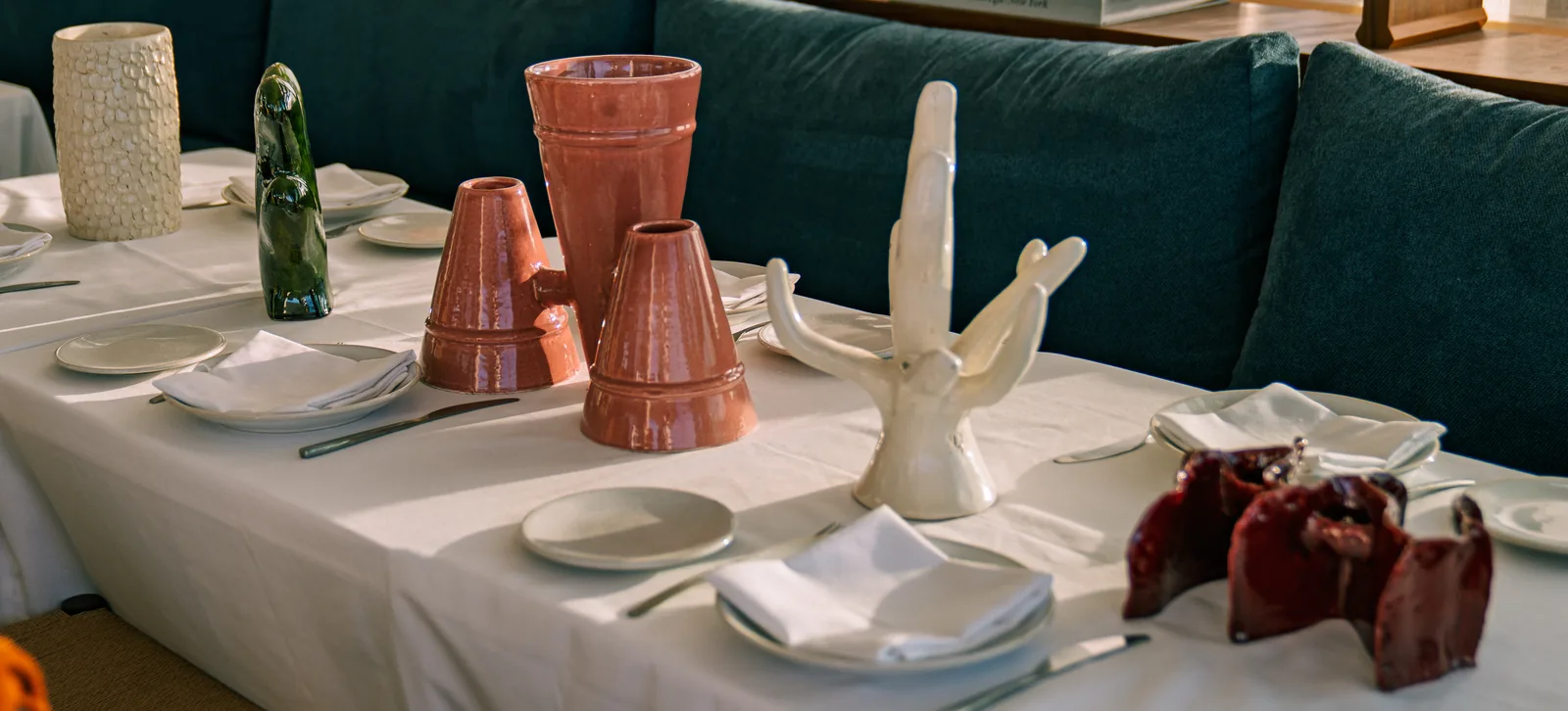 Table set with Marrakech pieces and white Corallo, Villa Sahrai