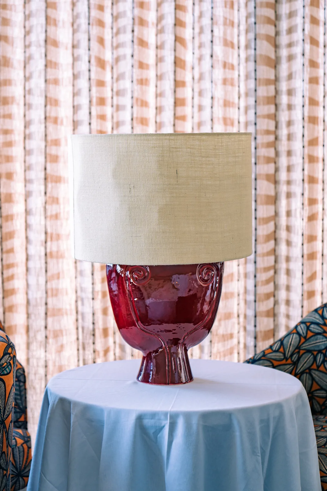 Pied de lampe en verre bordeaux sur un guéridon, Villa Sahrai
